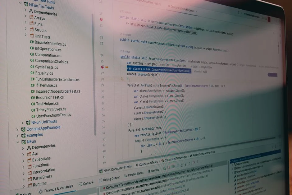 Vue arrière d’un homme freelance anonyme en crop, assis à une table et travaillant sur un projet sur son ordinateur portable dans une pièce lumineuse en journée